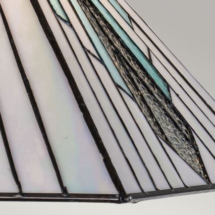 Tienidlo lampy je zhotovené z farebného skla. Sklo je svetlosivé a svetlomodré, usporiadané do geometrického vzoru. Čierne lemovanie jednotlivých dielikov skla vytvára prechod medzi jednotlivými farebnými časťami. Tienidlo má kužeľovitý tvar.