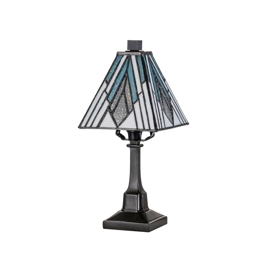 Stolová lampa s štvorcovým tienidlom z farebného skla stojí na tmavej kovovej podstavci. Tienidlo je zdobené geometrickým vzorom v odtieňoch modrej a bielej. Lampa je umiestnená na bielom pozadí.