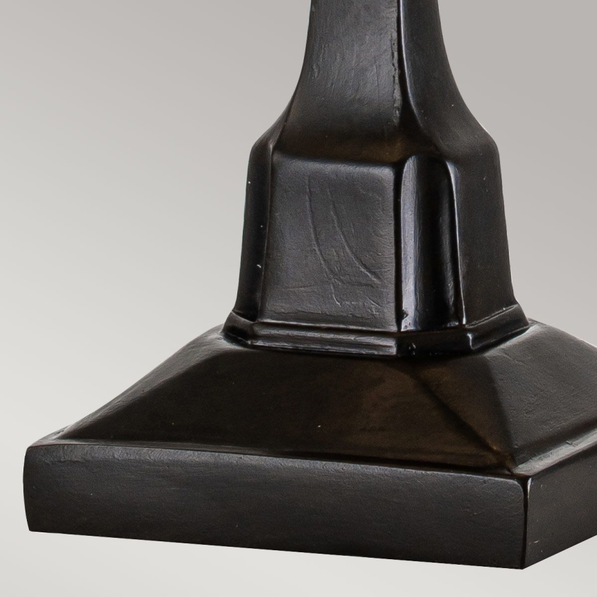 Čierna podnož stojana stojí na svetlom podklade. Je štvorcová s rozšírenou hranou. Má zúžený stĺpik.