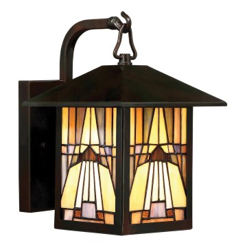 Nástenná lampa s tienidlom z farebného skla s geometrickým vzorom, visí na háku, je pripevnená k stene.