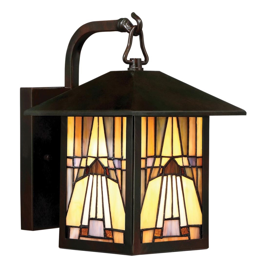 Nástenná lampa s tienidlom z farebného skla s geometrickým vzorom, visí na háku, je pripevnená k stene.