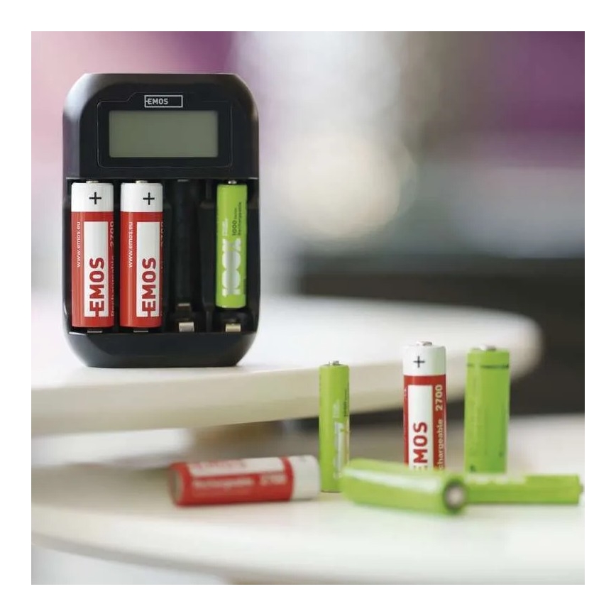 Nabíjačka batérií s LCD displejom 4xAA/AAA 5V