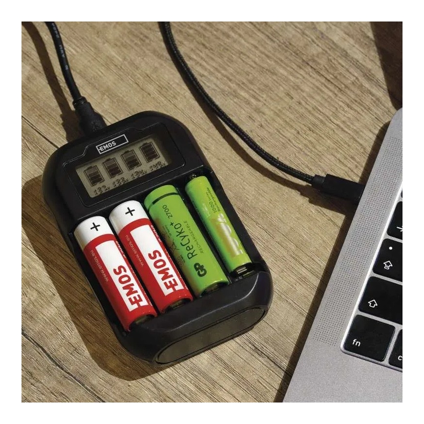 Nabíjačka batérií s LCD displejom 4xAA/AAA 5V