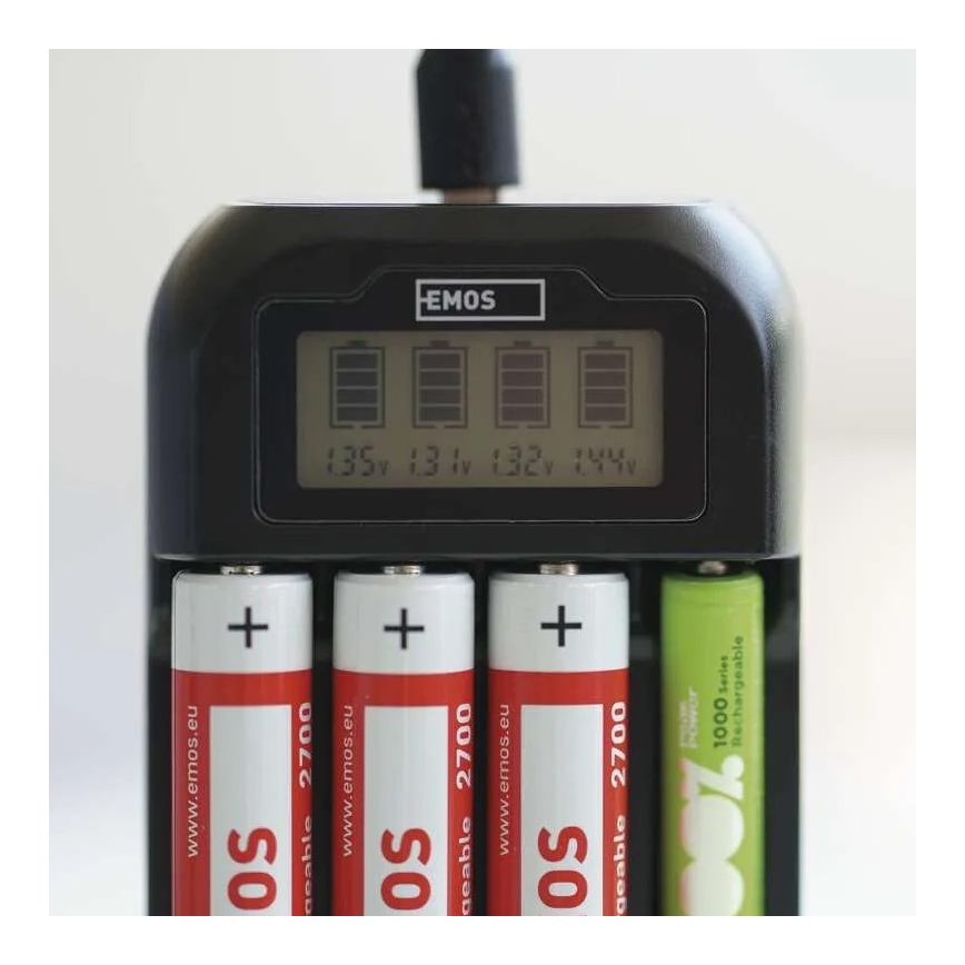 Nabíjačka batérií s LCD displejom 4xAA/AAA 5V