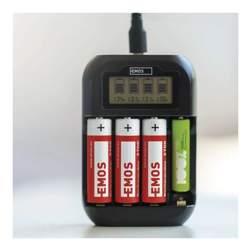 Nabíjačka batérií s LCD displejom 4xAA/AAA 5V