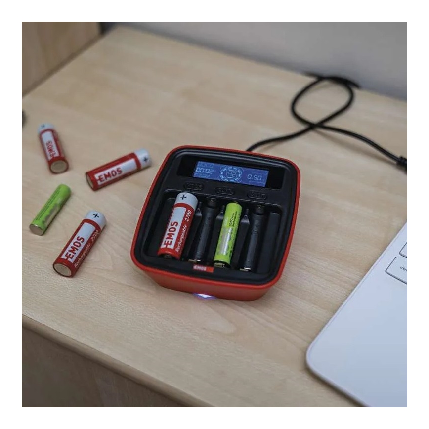 Nabíjačka batérií s LCD displejom 4xAA/AAA 5V