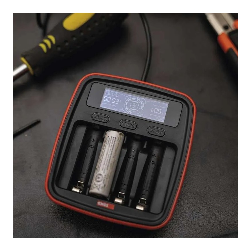 Nabíjačka batérií s LCD displejom 4xAA/AAA 5V