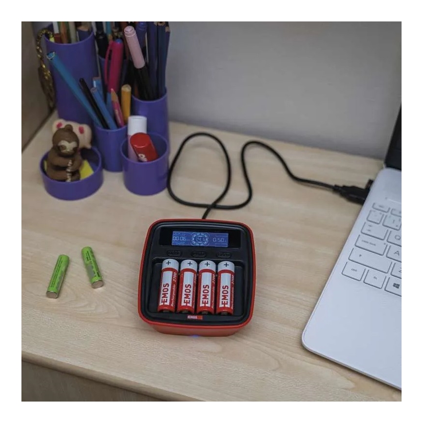 Nabíjačka batérií s LCD displejom 4xAA/AAA 5V