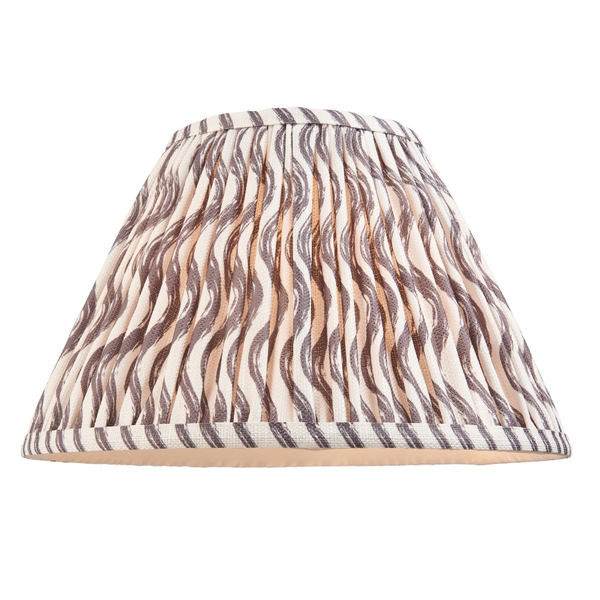 Tienidlo na lampu, z vrchnej strany zvrásnené, s vlnkovým vzorom v sivej a krémovej farbe, je zobrazené na bielom pozadí.