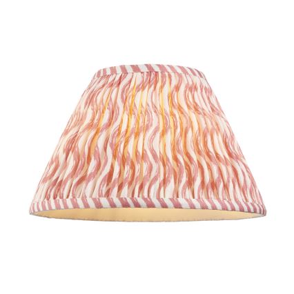 Tienidlo svietidla, z ružovo-bielej látky s vlnitým vzorom, je zvrásnené. Okraje sú lemované ružovo-bielymi pruhmi. Tienidlo je na bielom pozadí.