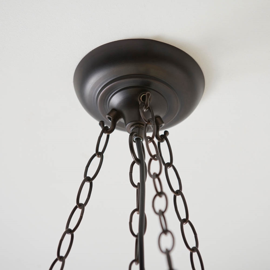 Svietidlo je pripevnené k stropu pomocou tmavohnedej kovovej konzoly a reťazí. Elektrický kábel vedie z konzoly smerom dole.