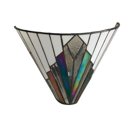 Svietidlo z vitráže v tvare polmesiaca osvetľuje priestor. Je zložené z farebných a bielych sklenených častí s tmavými kovovými spojmi. Zavesené je na stene.