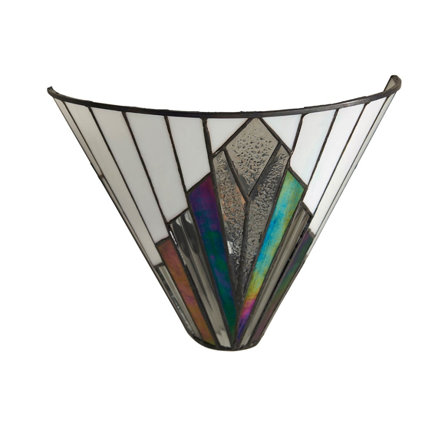 Svietidlo z vitráže v tvare polmesiaca osvetľuje priestor. Je zložené z farebných a bielych sklenených častí s tmavými kovovými spojmi. Zavesené je na stene.