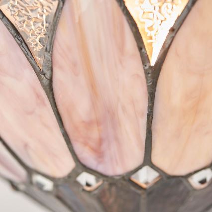 Svetlo s tienidlom z ružového vitráža s tmavosivými kovovými spojmi, ktoré svieti. Tienidlo je zložené z prekrývajúcich sa, oválnych segmentov.