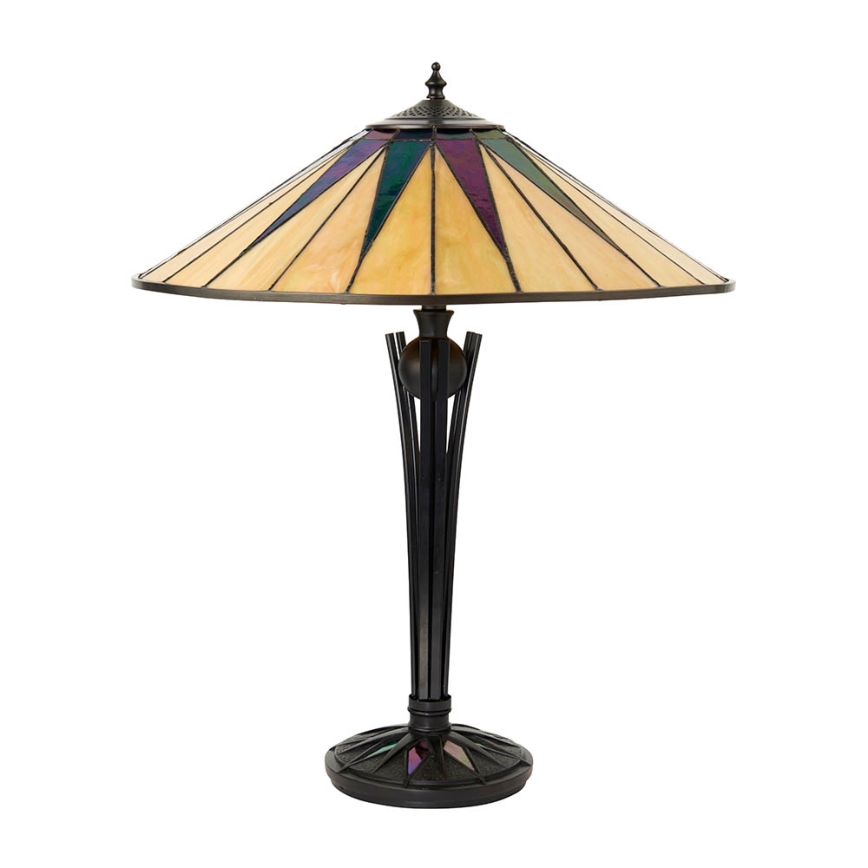Stolová lampa s širokým tienidlom z farebného skla stojí na tmavom kovovom podstavci. Tienidlo má tvar kužeľa s premiešanými svetložltými a tmavými farebnými segmentmi. Lampa je umiestnená na bielom pozadí.