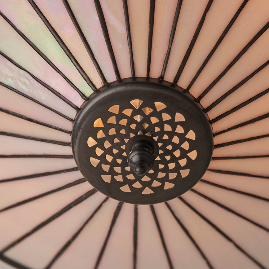 Tienidlo s ružovým skleneným tienidlom v tvare vejára je pripevnené k tmavému kovovému krytu s perforovaným vzorom. Kryt má v strede malý výstupok.