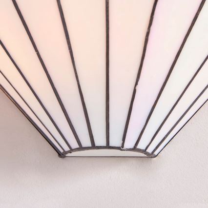 Nástenné svietidlo s kužeľovitým tienidlom z bieleho opálového skla s čiernymi kovovými výstužami je pripevnené k stene. Tienidlo vyžaruje jemné svetlo.