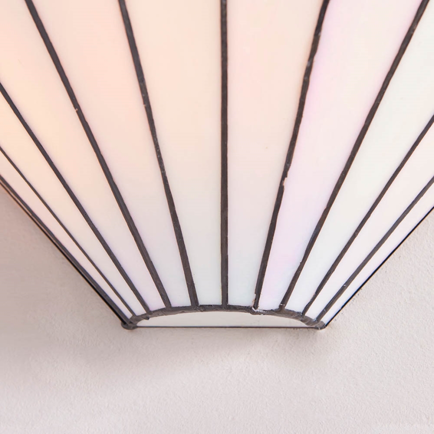 Nástenné svietidlo s kužeľovitým tienidlom z bieleho opálového skla s čiernymi kovovými výstužami je pripevnené k stene. Tienidlo vyžaruje jemné svetlo.