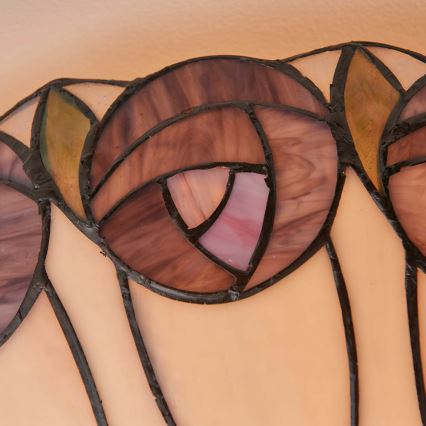 Detail vitrážového tienidla zobrazuje hnedé a ružové okrúhle tvary s listami, spojené čiernym kovom. Tienidlo je svetlohnedé.