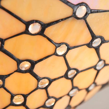 Tienidlo lampy je tvorené z oranžového skla s tmavou štruktúrou a priehľadnými kamienkami. Sklo je rozdelené na mnoho malých, šesťuholníkových častí. Konštrukcia je z blízka.