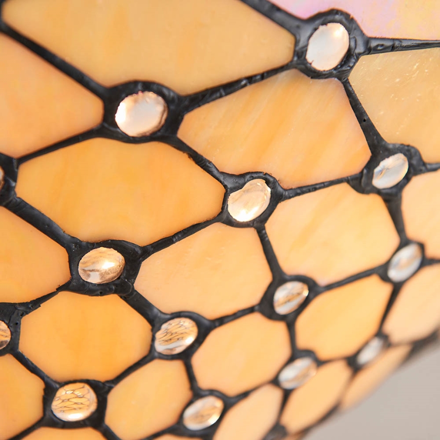 Tienidlo lampy je tvorené z oranžového skla s tmavou štruktúrou a priehľadnými kamienkami. Sklo je rozdelené na mnoho malých, šesťuholníkových častí. Konštrukcia je z blízka.