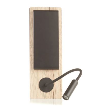 Nástené svietidlo s dreveným podkladom a čiernou čítacou lampou s flexibilným ramenom. Svietidlo je pripevnené na stenu.