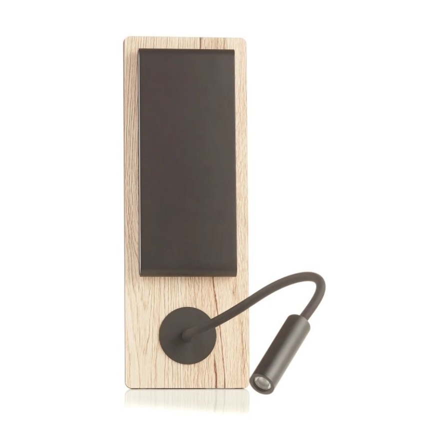 Nástené svietidlo s dreveným podkladom a čiernou čítacou lampou s flexibilným ramenom. Svietidlo je pripevnené na stenu.