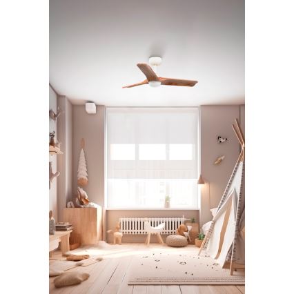 Drevený stropný ventilátor s tromi lopatkami rotuje v detskej izbe. Izba je zariadená v svetlých drevených tónoch, s oknom, hračkami a indiánskym stanom.