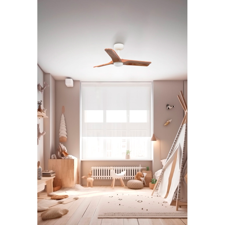 Drevený stropný ventilátor s tromi lopatkami rotuje v detskej izbe. Izba je zariadená v svetlých drevených tónoch, s oknom, hračkami a indiánskym stanom.