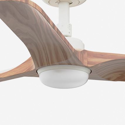 Drevený stropný ventilátor s tromi lopatkami, s integrovaným bielym svetlom, je zobrazený zospodu. Lopatky sú svetlohnedé s viditeľnou drevenou štruktúrou. Ventilátor je pripevnený k bielemu držiaku.