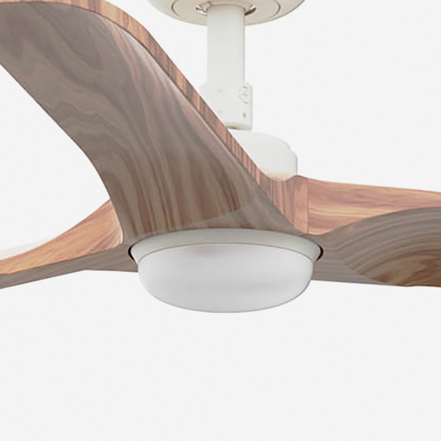 Drevený stropný ventilátor s tromi lopatkami sa nachádza v bielom pozadí. Lopaty majú hnedo-béžovú farbu s viditeľnou drevenou štruktúrou. Ventilátor má zabudované biele svetlo.