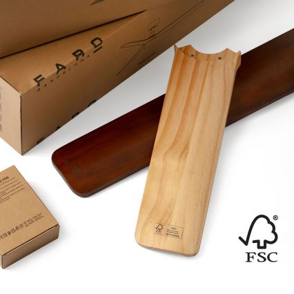 Drevené lopatky ventilátora ležia na kartónových krabiciach. Lopatky sú svetlé a tmavohnedé. Na jednej lopátke je označenie FSC. Na krabiciach je názov FARO BARCELONA.