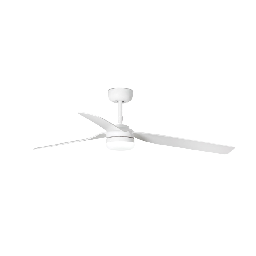 Biely stropný ventilátor s tromi lopatkami a zabudovaným svetlom sa nachádza proti bielemu pozadiu. Ventilátor je umiestnený v strede obrázka.