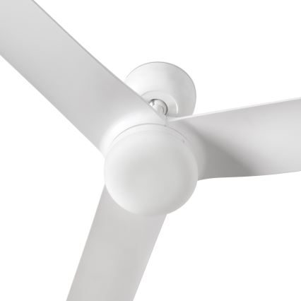 Biely stropný ventilátor s tromi lopatkami a bielym difúzorom svetla je zobrazený zospodu. Ventilátor je statický, pričom lopaty sú vodorovne rozložené. Pozadím je čisté biele pozadie.