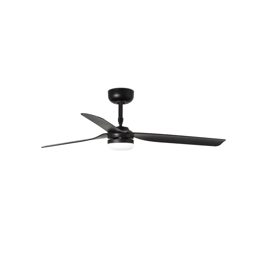 Čierny stropný ventilátor s tromi lopatkami a integrovaným LED osvetlením je zobrazený na bielom pozadí. Ventilátor je v statickom stave.