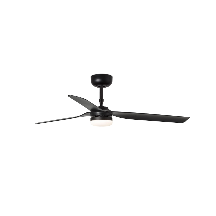 Čierny stropný ventilátor s tromi lopatkami a integrovaným LED osvetlením je zobrazený na bielom pozadí. Ventilátor je v statickej polohe.