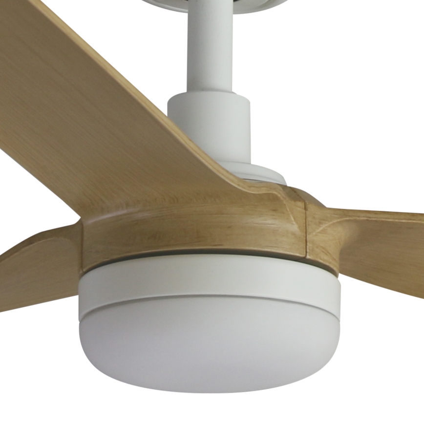 Stropný ventilátor s drevenými lopatkami svetlohnedej farby a bielym telom rotujúci. Biele telo ventilátora je valcovité a zakrýva vnútorné mechanizmy. Ventilátor je zavesený zo stropu.
