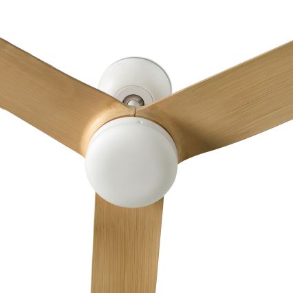 Trojlistý stropný ventilátor s drevenými lopatkami svetlohnedej farby a bielym stredom sa nachádza na bielom pozadí.