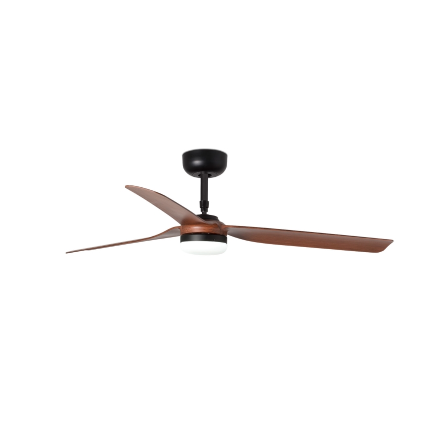Stropný ventilátor s tromi hnedými drevenými lopatkami a čiernym kovovým puzdrom s integrovaným svetlom je zobrazený pred bielym pozadím. Ventilátor je v statickej polohe.