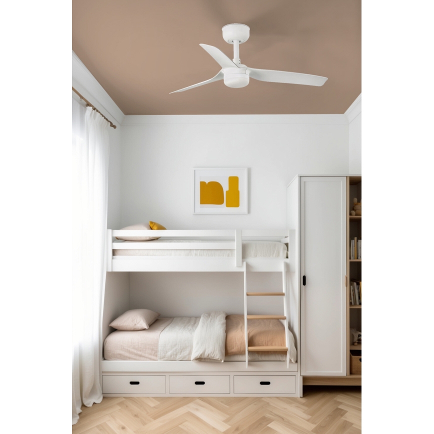 Biely stropný ventilátor sa otáča v detskej izbe. Izba obsahuje poschodovú posteľ s úložným priestorom a bielu skriňu. Podlaha je z dreva.