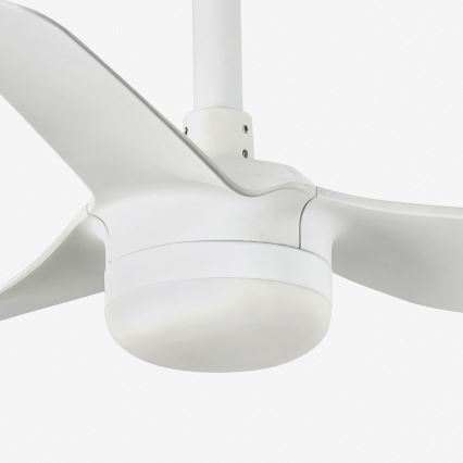 Biely stropný ventilátor s tromi lopatkami sa nachádza v bielom prostredí. Ventilátor má zaoblený dizajn a je pripevnený k stropu bielou rúrou.