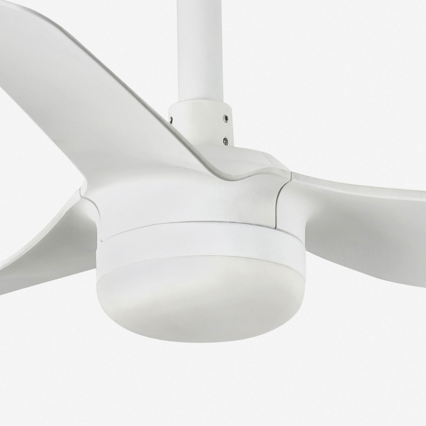 Biely stropný ventilátor s tromi lopatkami sa nachádza v bielom prostredí. Ventilátor má zaoblený dizajn a je pripevnený k stropu bielou rúrou.
