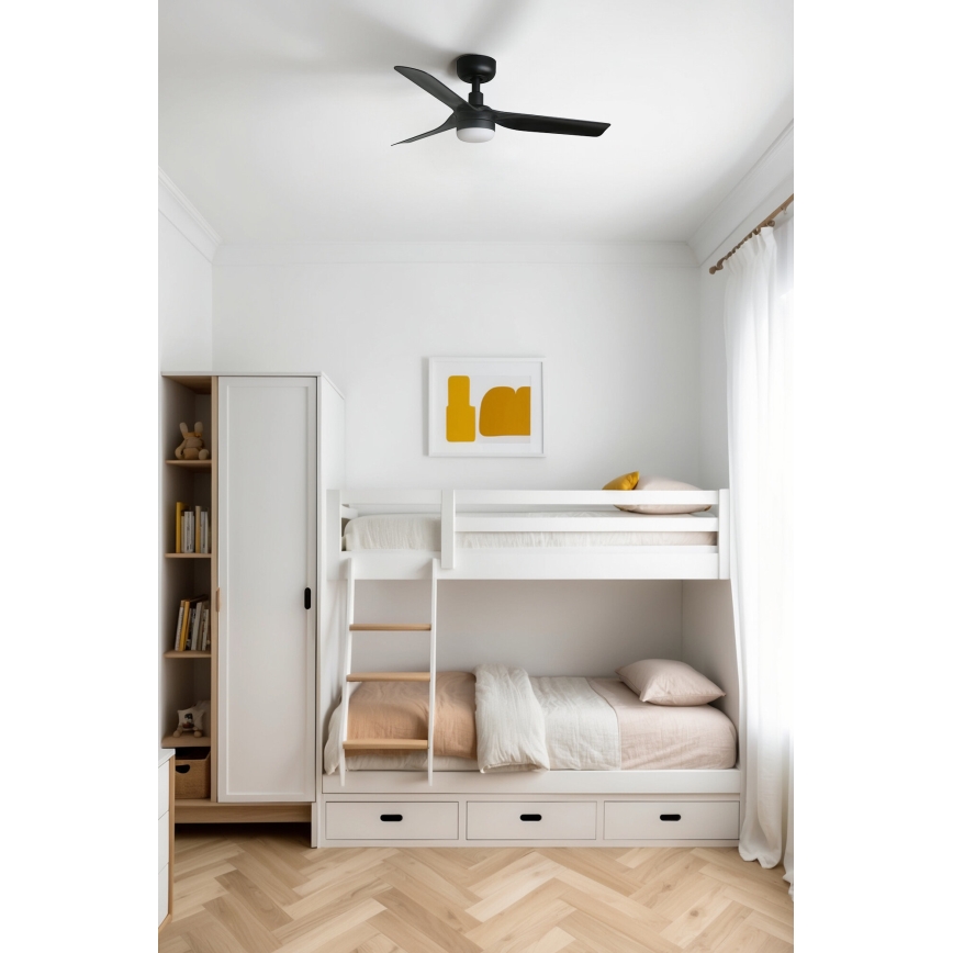 Detská izba s poschodovou posteľou, ktorá je súčasťou nábytku s úložným priestorom. Na strope je namontovaný stropný ventilátor. V pozadí je biela skriňa a svetlý parkiet.