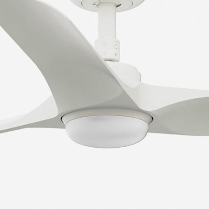 Biely stropný ventilátor s tromi lopatkami a integrovaným svietidlom sa nachádza v bielom prostredí. Lopaty sú zakrivené a elegantne tvarované.