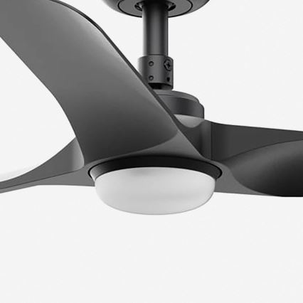 Čierny stropný ventilátor s tromi lopatkami sa otáča. Má zabudované svetlo s mliečnym difúzorom. Ventilátor je pripevnený k stropu čiernym držiakom.