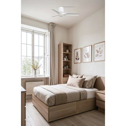 Biely stropný ventilátor s troma lopatkami sa otáča v spálni. Spálňa obsahuje posteľ s úložným priestorom, nočný stolík, knihovňu a okno s závesmi. Na stene visia tri obrazy s listami.