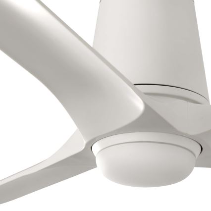 Biely stropný ventilátor s tromi lopatkami sa nachádza v interiéri. Lopaty sú dlhé a zakrivené, spojené s bielym stĺpikom v strede. Ventilátor je zhotovený z hladkého materiálu.