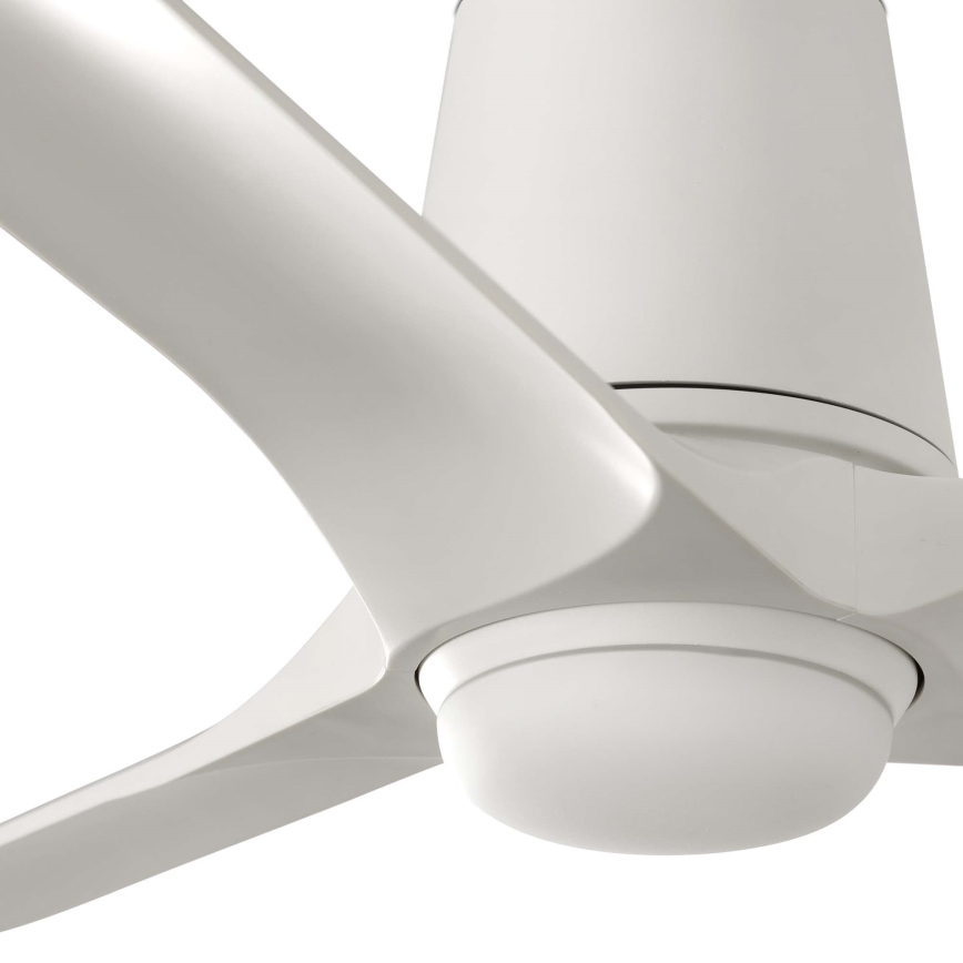 Biely stropný ventilátor s tromi lopatkami sa nachádza v interiéri. Lopaty sú dlhé a zakrivené, spojené s bielym stĺpikom v strede. Ventilátor je zhotovený z hladkého materiálu.
