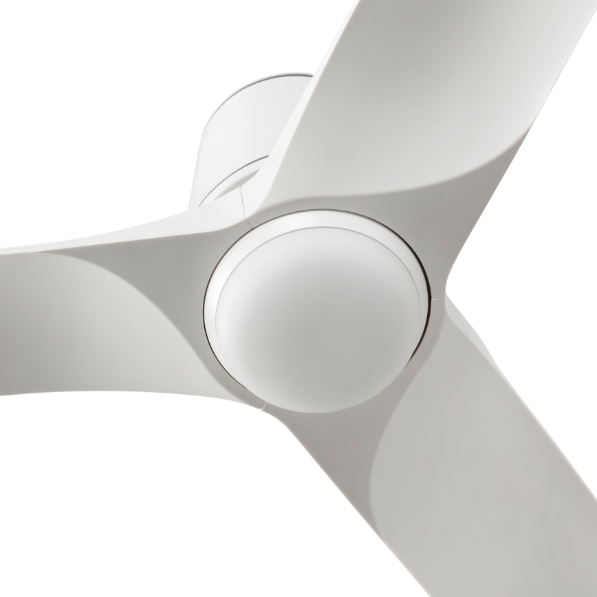 Biely stropný ventilátor s tromi lopatkami je zobrazený zospodu. Lopaty sú zakrivené a pripevnené k centrálnemu krytu s difúzorom. Ventilátor je na bielom pozadí.
