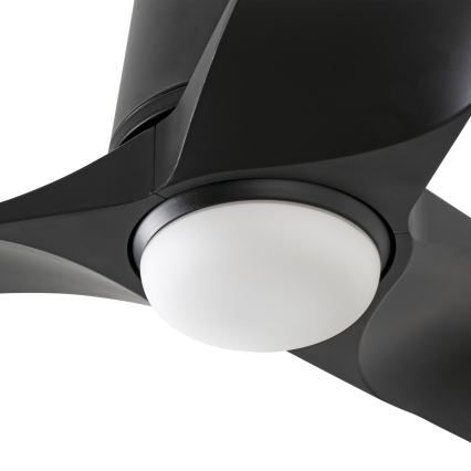Čierny stropný ventilátor s tromi lopatkami a bielym guľovitým difúzorom svietidla sa nachádza na bielom pozadí.